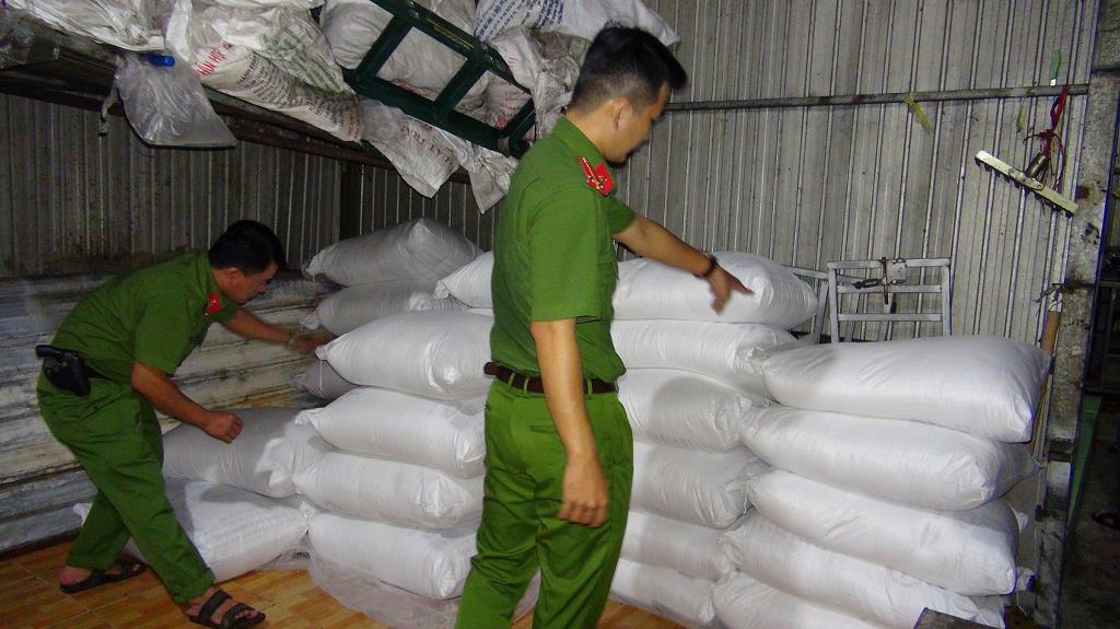 Nấu đường phèn ở khu vực biên giới là hoạt động trá hình