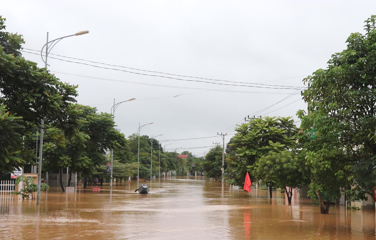 Áp thấp nhiệt đới di chuyển chậm, Trung Bộ mưa lớn diện rộng