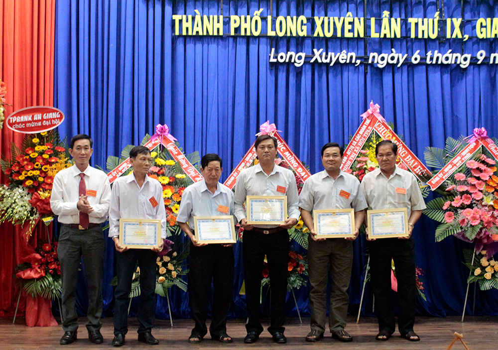 Tuyên dương nông dân sản xuất - kinh doanh giỏi TP. Long Xuyên giai đoạn 2016-2019 Tuyên dương nông dân sản xuất - kinh doanh giỏi TP. Long Xuyên giai đoạn 2016-2019
