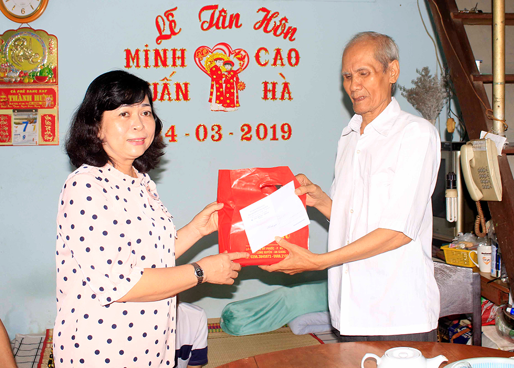 Lãnh đạo TP. Long Xuyên thăm, tặng quà người cao tuổi và trẻ em có hoàn cảnh đặc biệt khó khăn Thăm, tặng quà cho người cao tuổi và trẻ em có hoàn cảnh đặc biệt khó khăn