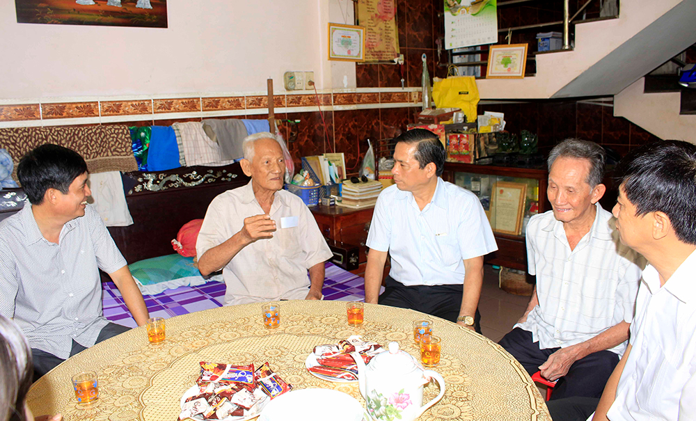 Lãnh đạo TP. Long Xuyên thăm, tặng quà người cao tuổi và trẻ em có hoàn cảnh đặc biệt khó khăn Thăm, tặng quà cho người cao tuổi và trẻ em có hoàn cảnh đặc biệt khó khăn