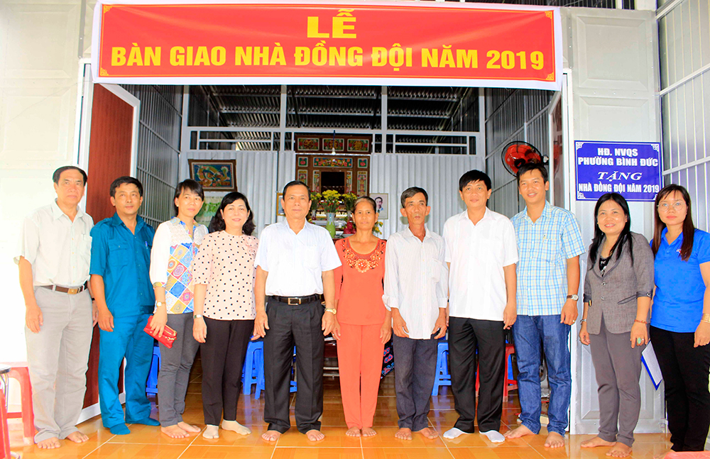 Thêm 2 hộ gia đình ở TP. Long Xuyên được nhận nhà Đồng đội và nhà Đại đoàn kết Thêm 2 hộ gia đình ở TP. Long Xuyên được nhận nhà Đồng đội, Đại đoàn kết