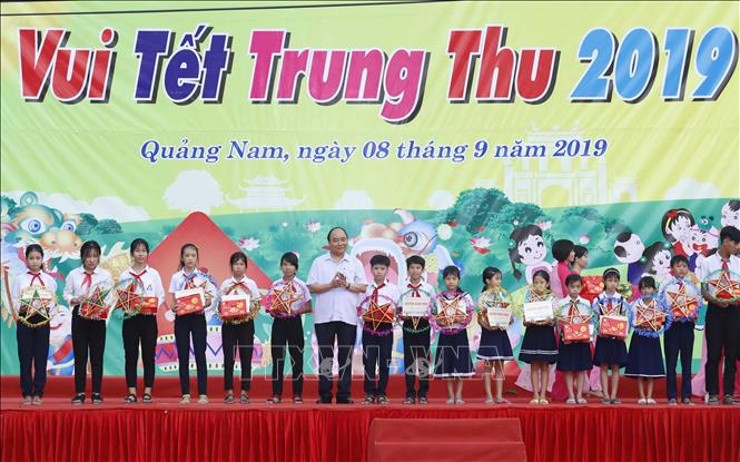 Thủ tướng Nguyễn Xuân Phúc tặng quà Tết Trung thu cho thiếu nhi Quảng Nam