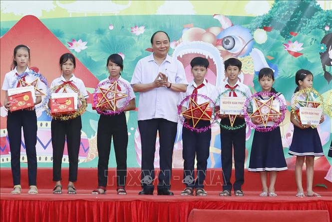 Thủ tướng Nguyễn Xuân Phúc tặng quà Tết Trung thu cho thiếu nhi Quảng Nam