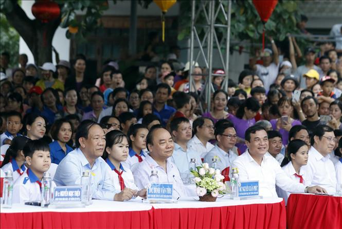 Thủ tướng Nguyễn Xuân Phúc tặng quà Tết Trung thu cho thiếu nhi Quảng Nam