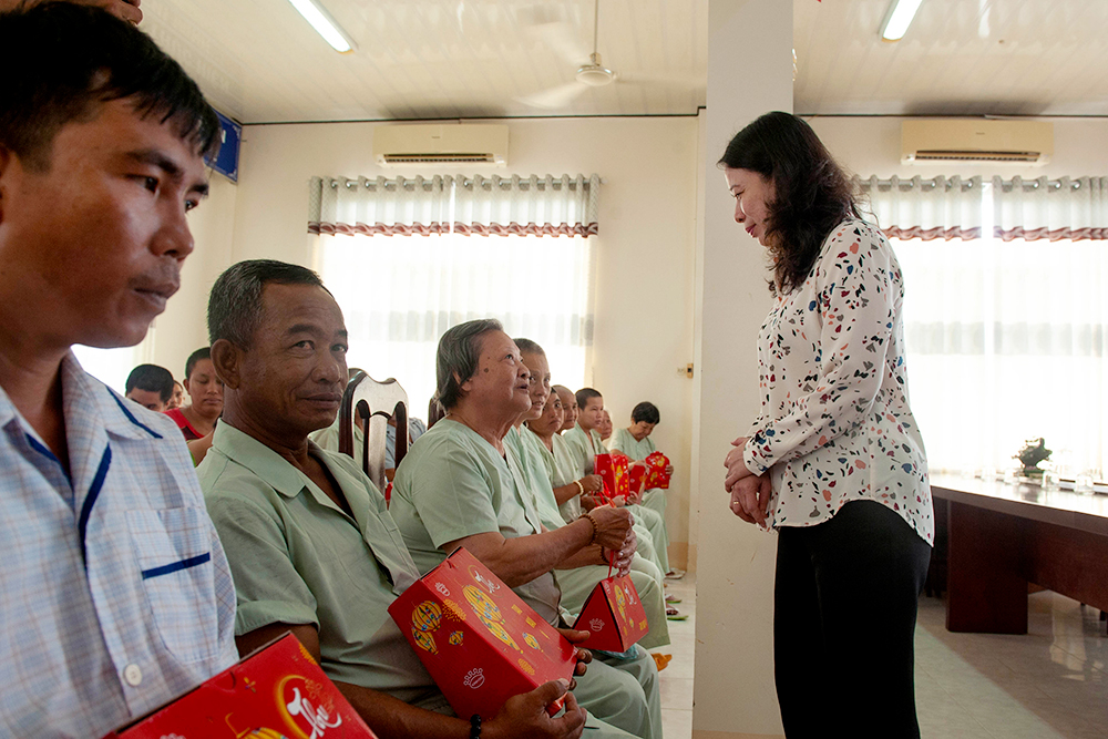 Bí thư Tỉnh ủy Võ Thị Ánh Xuân thăm, tặng quà trẻ em và người già neo đơn nhân Tết Trung thu 2019 Bí thư Tỉnh ủy Võ Thị Ánh Xuân thăm, tặng quà trẻ em và người già neo đơn nhân Tết Trung thu 2019