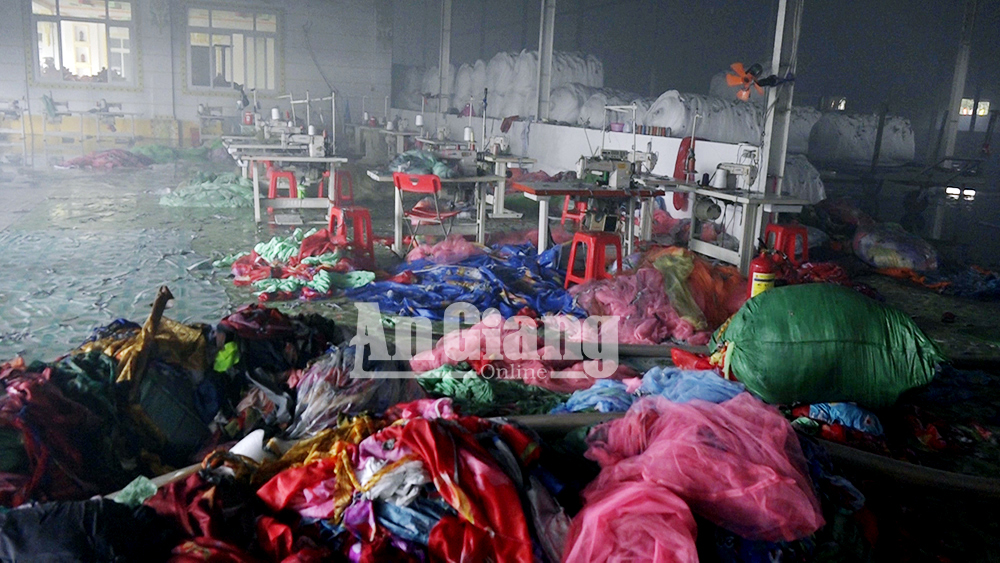 Cháy lớn kho chứa nệm Công ty TNHH MTV Thanh Nhựt Huy, thuộc Khu Công nghiệp Bình Hòa