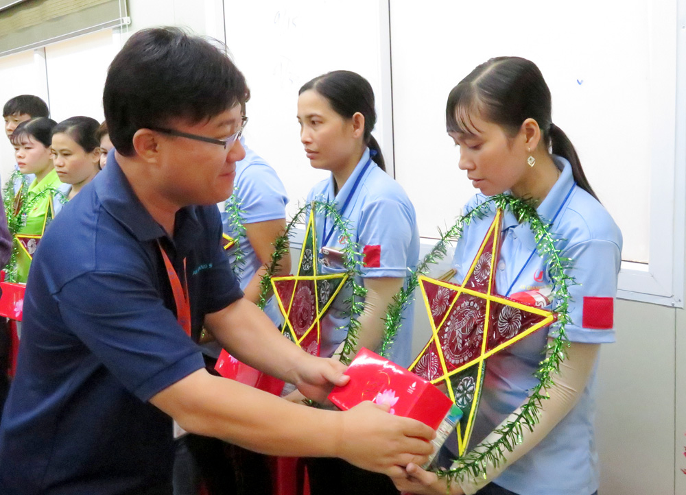 Tặng quà Tết Trung thu cho con đoàn viên, người lao động có hoàn cảnh khó khăn