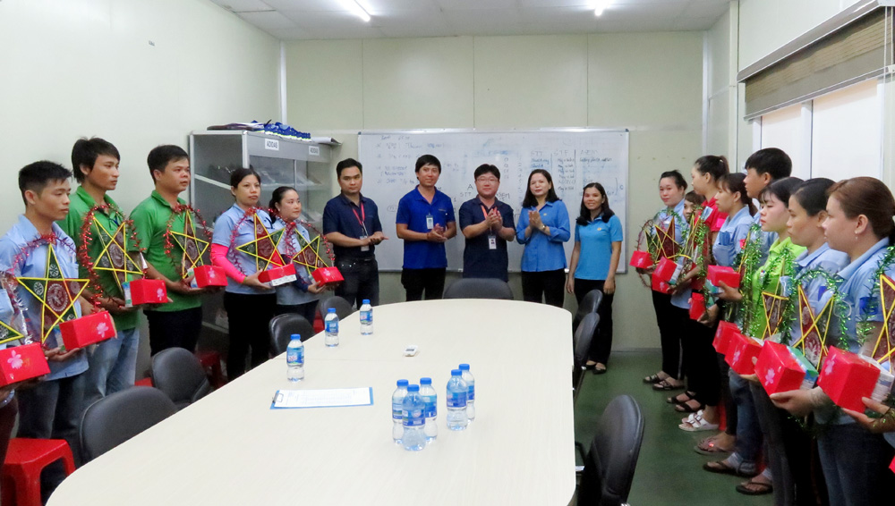 Tặng quà Tết Trung thu cho con đoàn viên, người lao động có hoàn cảnh khó khăn