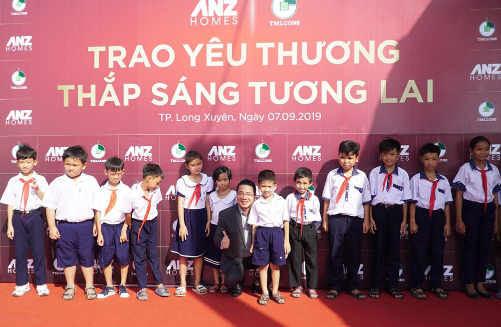 Nhu cầu khách hàng mua nền chợ Cái Sắn cao, Anzhomes tri ân tặng 3 căn nhà Tình thương và 200 thẻ bảo hiểm y tế cho học sinh phường Mỹ Thạnh