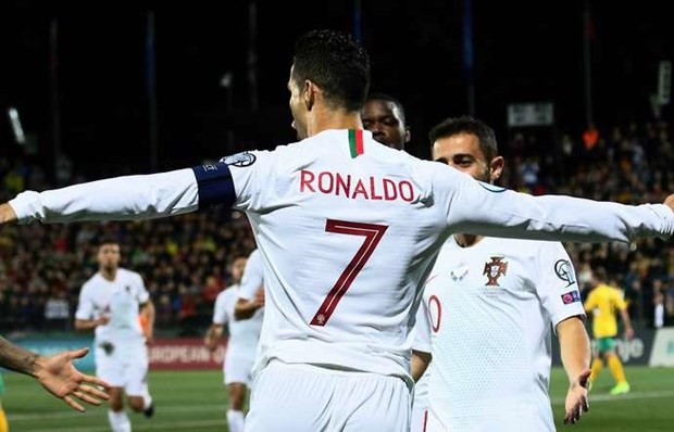 Cận cảnh Ronaldo lập 'poker,' thiết lập nên hàng loạt kỷ lục
