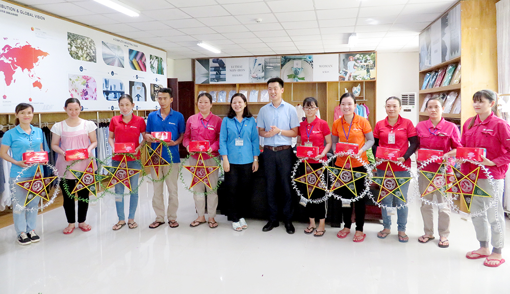 Tặng quà Tết Trung thu cho con công nhân, người lao động Tặng quà Tết Trung thu cho con công nhân, người lao động