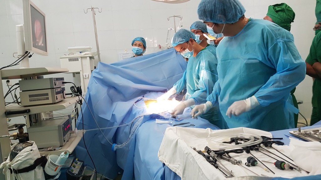 Phẫu thuật nội soi cứu sống bé gái 9 ngày tuổi bị thoát vị cơ hoành bẩm sinh