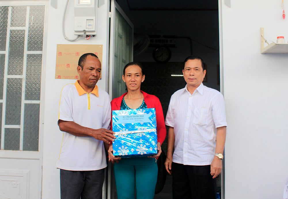 Trao nhà Đại đoàn kết cho hộ cận nghèo phường Mỹ Xuyên Trao nhà Đại đoàn kết cho hộ cận nghèo phường Mỹ Xuyên