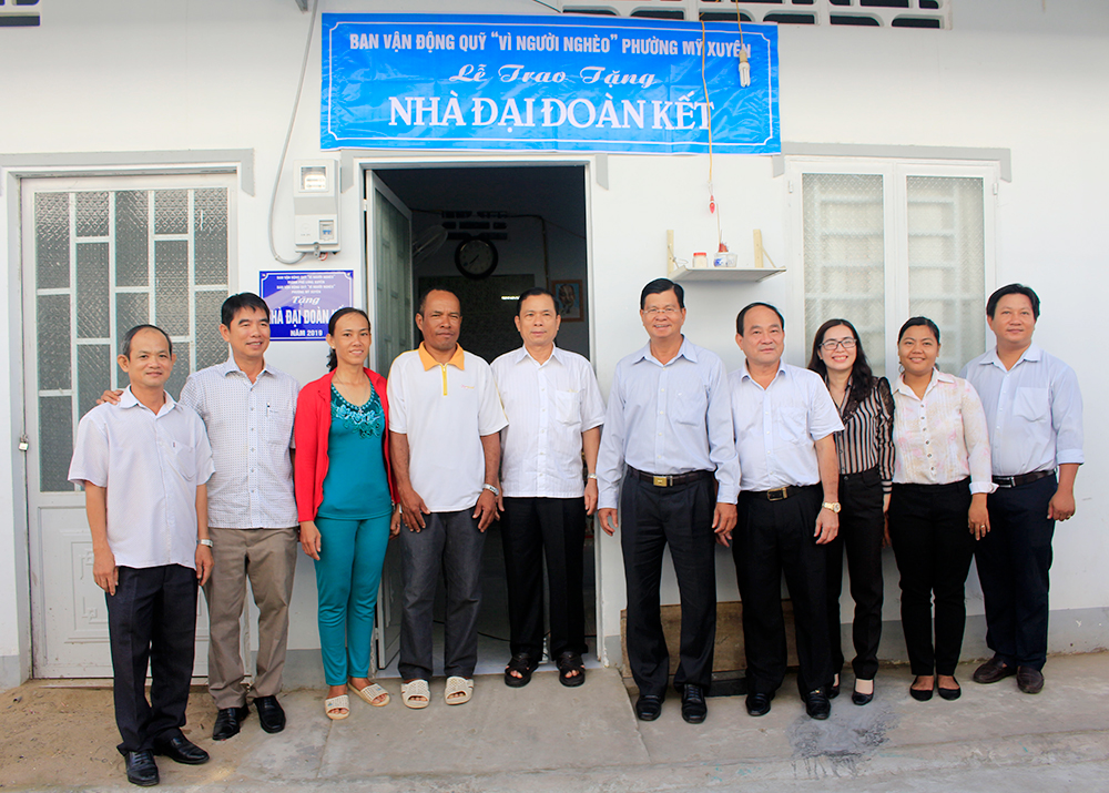 Trao nhà Đại đoàn kết cho hộ cận nghèo phường Mỹ Xuyên Trao nhà Đại đoàn kết cho hộ cận nghèo phường Mỹ Xuyên