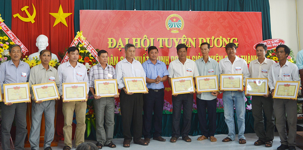 Châu Thành: Tuyên dương nông dân sản xuất-kinh doanh giỏi Khen thưởng nhiều tập thể, cá nhân đạt thành tích thực hiện phong trào sản xuất-kinh doanh giỏi giai đoạn 2016-2019
