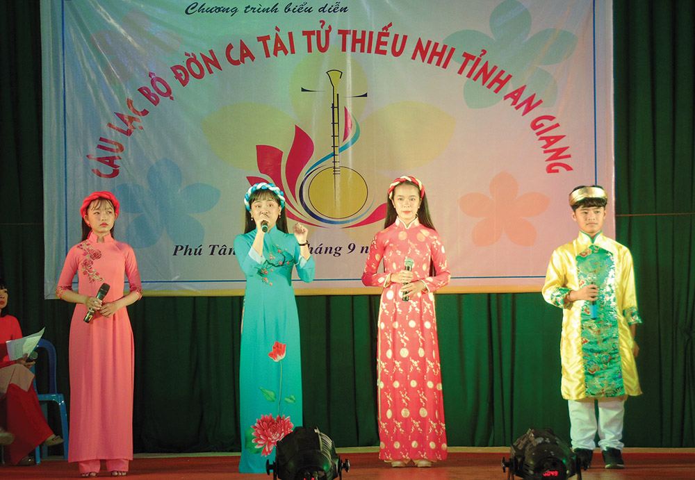 “Giữ lửa” đờn ca tài tử ở Phú Tân