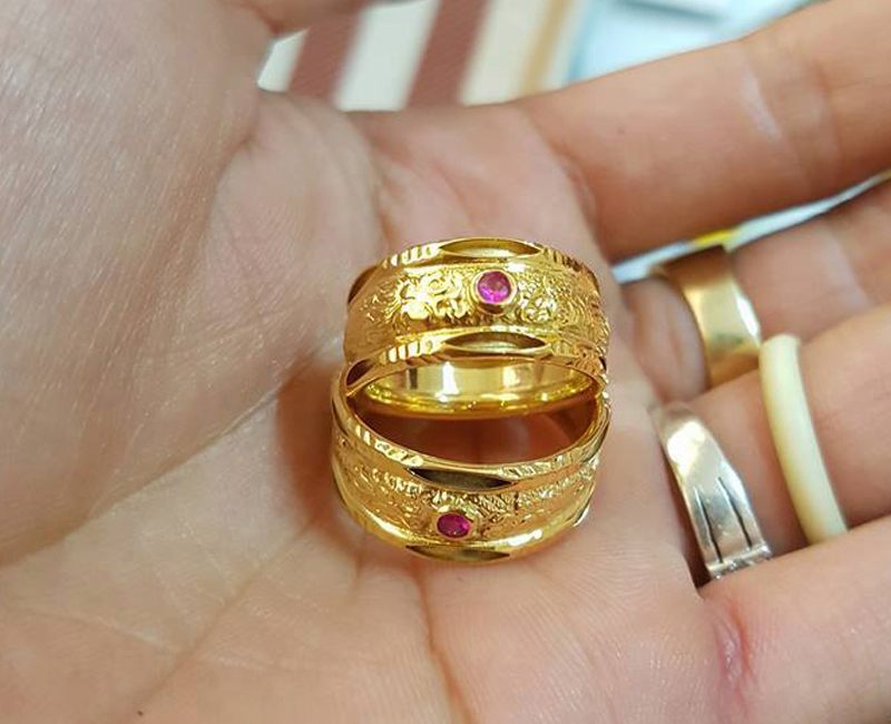 Giá vàng cuối tuần rơi thẳng đứng