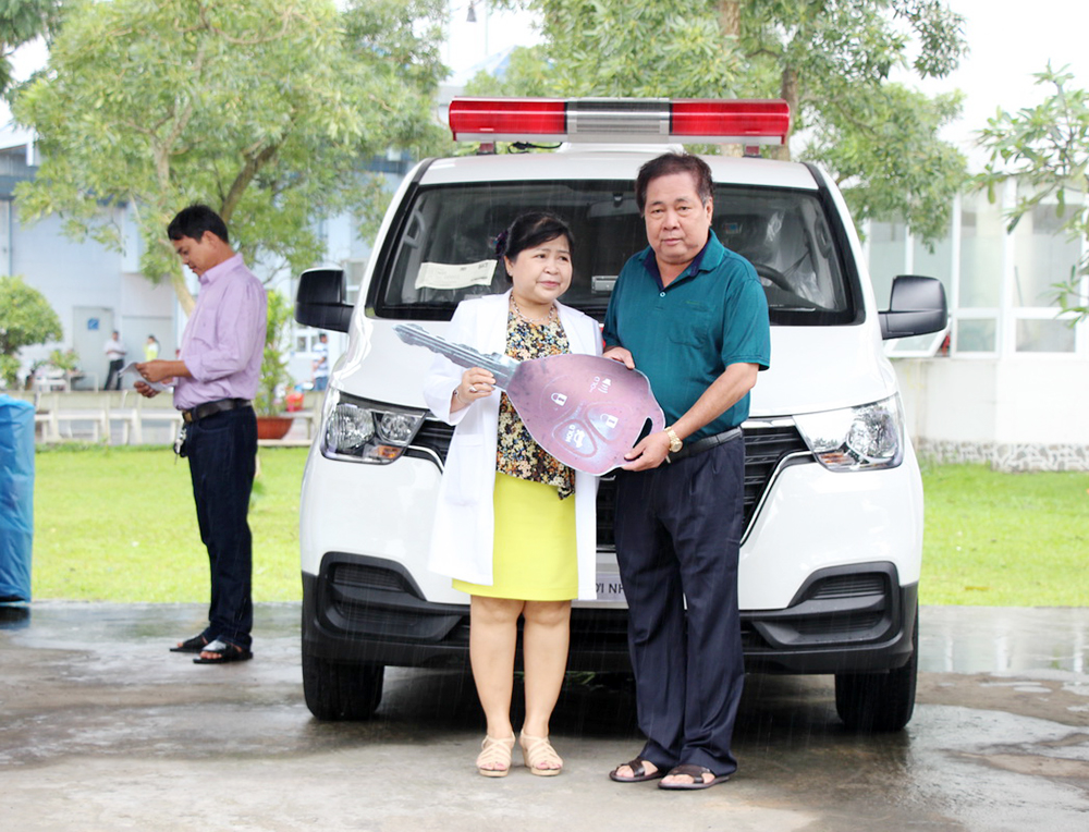 Công ty TNHH MTV Xây lắp An Giang tặng xe chuyển viện cho Bệnh viện Đa khoa Trung tâm An Giang Công ty TNHH MTV Xây lắp An Giang tặng xe chuyển viện hiện đại cho Bệnh viện Đa khoa Trung tâm An Giang