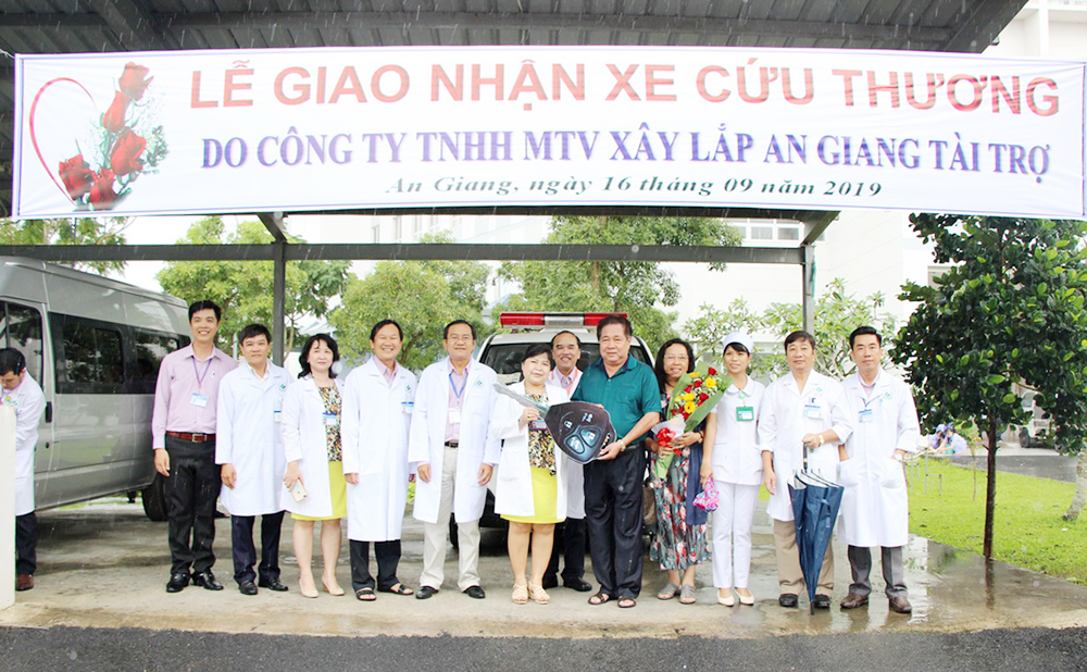 Công ty TNHH MTV Xây lắp An Giang tặng xe chuyển viện cho Bệnh viện Đa khoa Trung tâm An Giang Công ty TNHH MTV Xây lắp An Giang tặng xe chuyển viện hiện đại cho Bệnh viện Đa khoa Trung tâm An Giang