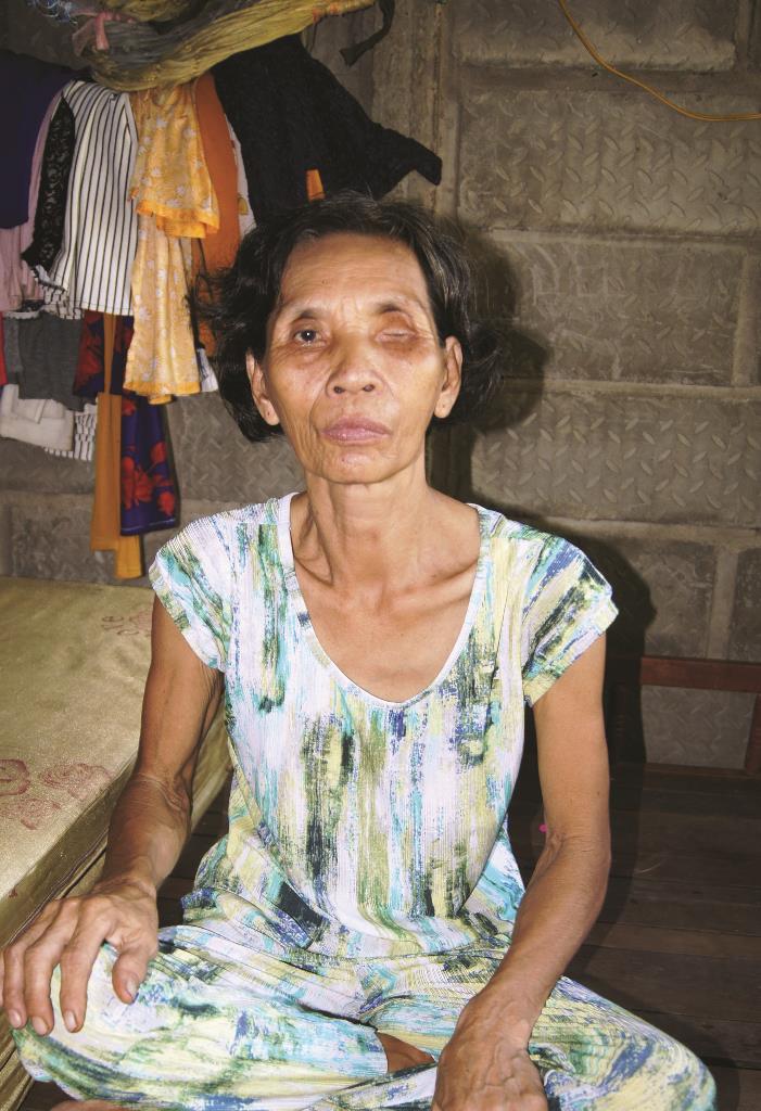 Bà nội già bán vé số nuôi 3 đứa cháu nhỏ