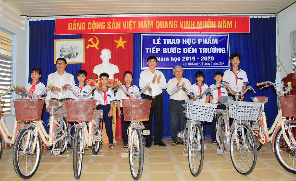Trao học phẩm “Tiếp bước đến trường” Trao học phẩm “Tiếp bước đến trường”