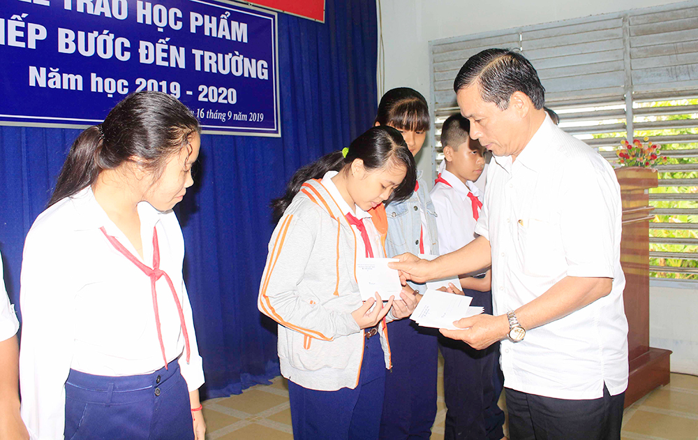 Trao học phẩm “Tiếp bước đến trường” Trao học phẩm “Tiếp bước đến trường”