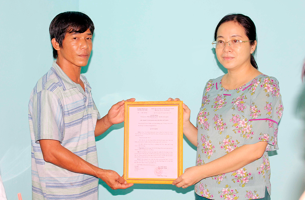 Bàn giao nhà Khăn quàng đỏ cho đội viên Bàn giao nhà Khăn quàng đỏ cho đội viên