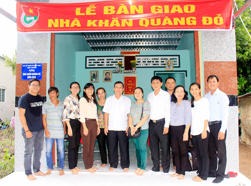 Bàn giao nhà Khăn quàng đỏ cho đội viên Bàn giao nhà Khăn quàng đỏ cho đội viên