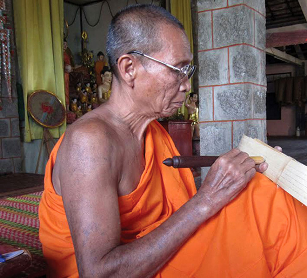 Giữ gìn và phát huy kỹ thuật viết chữ trên kinh lá buông