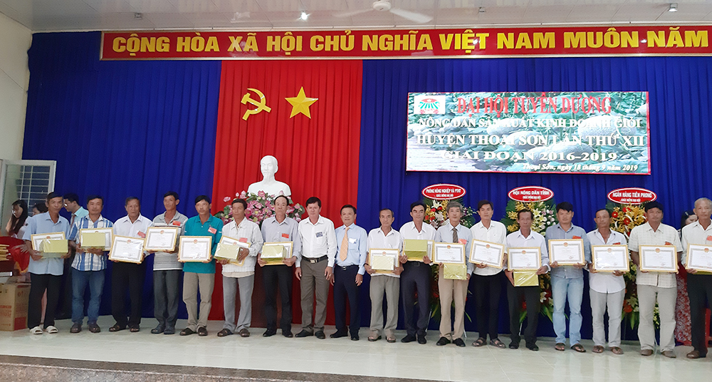Đại hội Tuyên dương nông dân sản xuất - kinh doanh giỏi Thoại Sơn, giai đoạn 2016 - 2019 Đại hội Tuyên dương nông dân sản xuất - kinh doanh giỏi Thoại Sơn, giai đoạn 2016 - 2019
