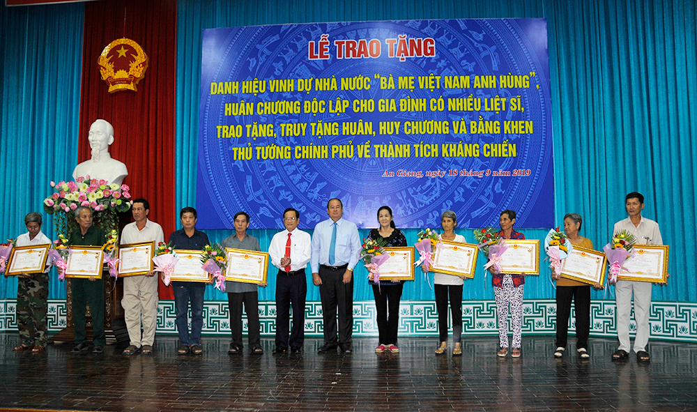 Trao tặng danh hiệu vinh dự nhà nước cho người có công trong kháng chiến UBND tỉnh trao tặng danh hiệu vinh dự nhà nước cho người có công trong kháng chiến
