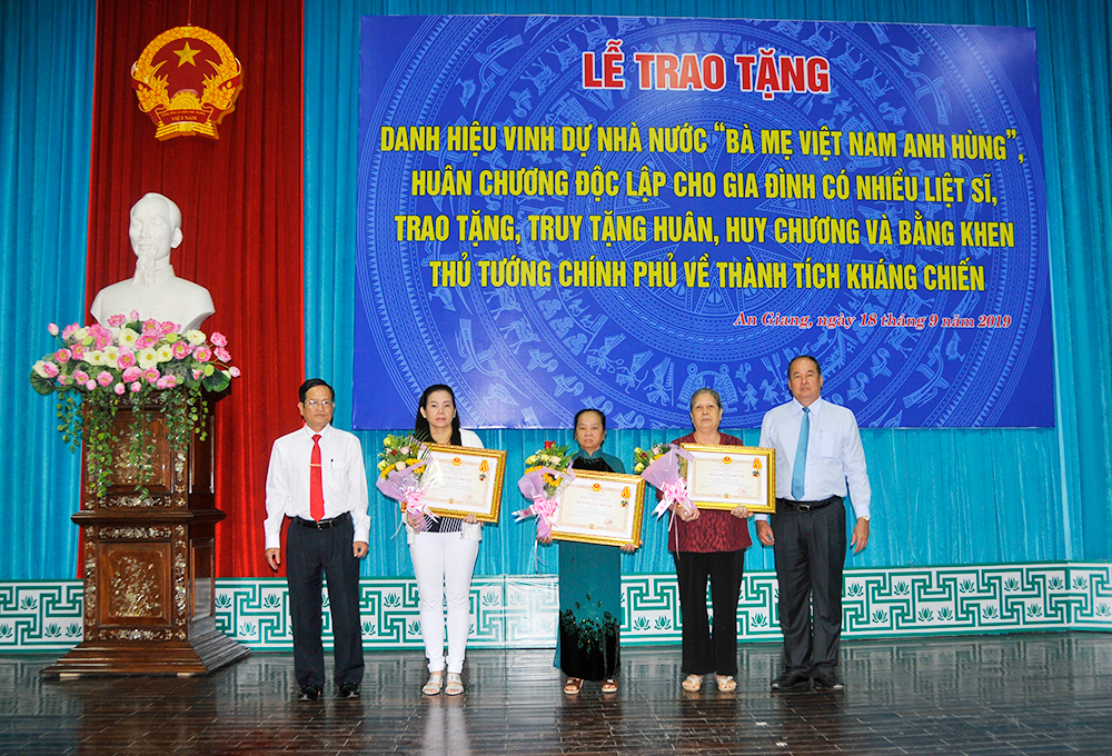 Trao tặng danh hiệu vinh dự nhà nước cho người có công trong kháng chiến UBND tỉnh trao tặng danh hiệu vinh dự nhà nước cho người có công trong kháng chiến
