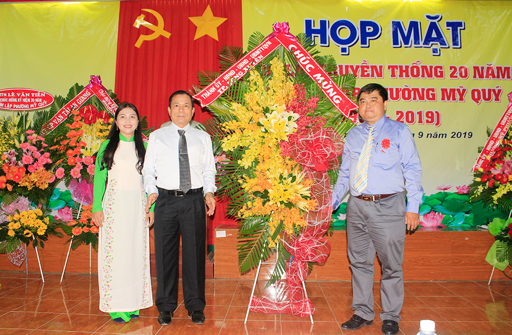 Họp mặt kỷ niệm 20 năm thành lập phường Mỹ Quý Họp mặt kỷ niệm 20 năm thành lập phường Mỹ Quý