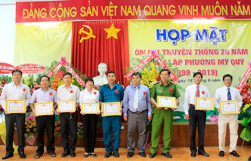 Họp mặt kỷ niệm 20 năm thành lập phường Mỹ Quý Họp mặt kỷ niệm 20 năm thành lập phường Mỹ Quý