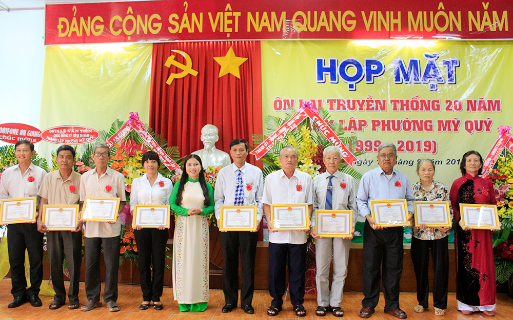 Họp mặt kỷ niệm 20 năm thành lập phường Mỹ Quý Họp mặt kỷ niệm 20 năm thành lập phường Mỹ Quý