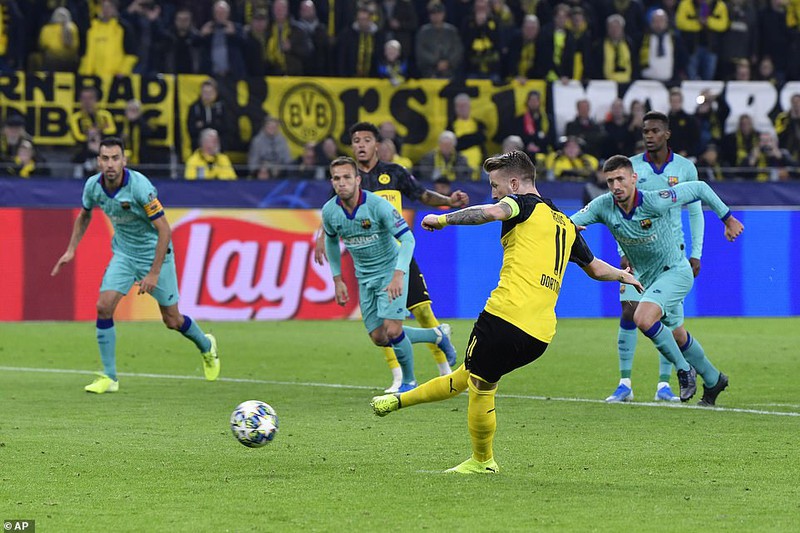 Barca hòa chật vật Dortmund, Inter ‘toát mồ hôi’ có 1 điểm