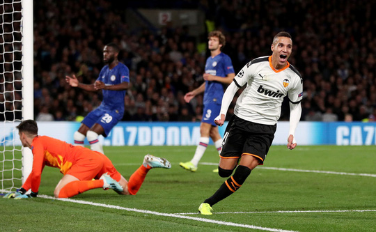 Chelsea thua sốc sân nhà, Ajax thắng tưng bừng Champions League