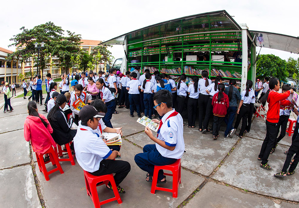 Đưa xe ôtô thư viện lưu động phục vụ học sinh