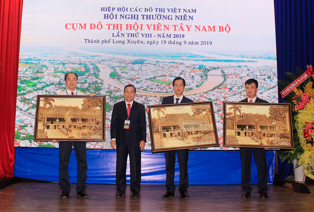 TP. Long Xuyên đăng cai Hội nghị thường niên Cụm đô thị hội viên Tây Nam Bộ lần thứ VIII năm 2019 TP. Long Xuyên đăng cai Hội nghị thường niên Cụm đô thị hội viên Tây Nam Bộ lần thứ VIII năm 2019