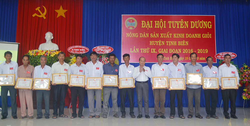 Đại hội Tuyên dương nông dân sản xuất - kinh doanh giỏi huyện Tịnh Biên, giai đoạn 2016-2019 Đại hội Tuyên dương nông dân sản xuất - kinh doanh giỏi huyện Tịnh Biên, giai đoạn 2016-2019