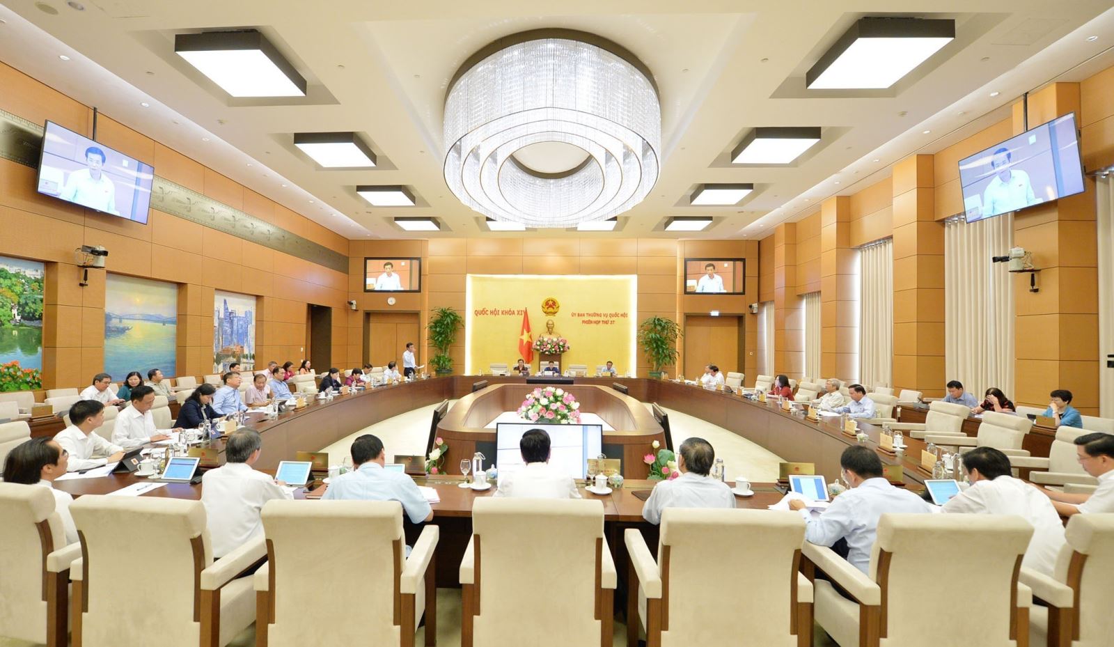 Phiên họp thứ 37 của Ủy ban TVQH: Đa số các ý kiến không tán thành tăng thời giờ làm thêm