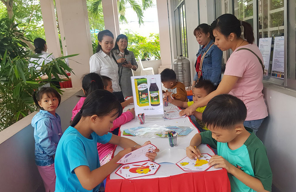 Hội Liên hiệp Phụ nữ tỉnh tổ chức tư vấn sức khỏe cộng đồng về hậu quả trẻ biếng ăn Bé thi tô màu