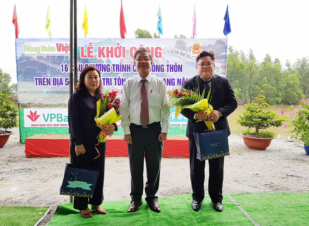 Gần 19 tỷ đồng xây dựng 16 cầu nông thôn ở Tri Tôn Bí thư Huyện ủy, Chủ tịch UBND huyện Tri Tôn Cao Quang Liêm tặng hoa tri ân các đơn vị tài trợ