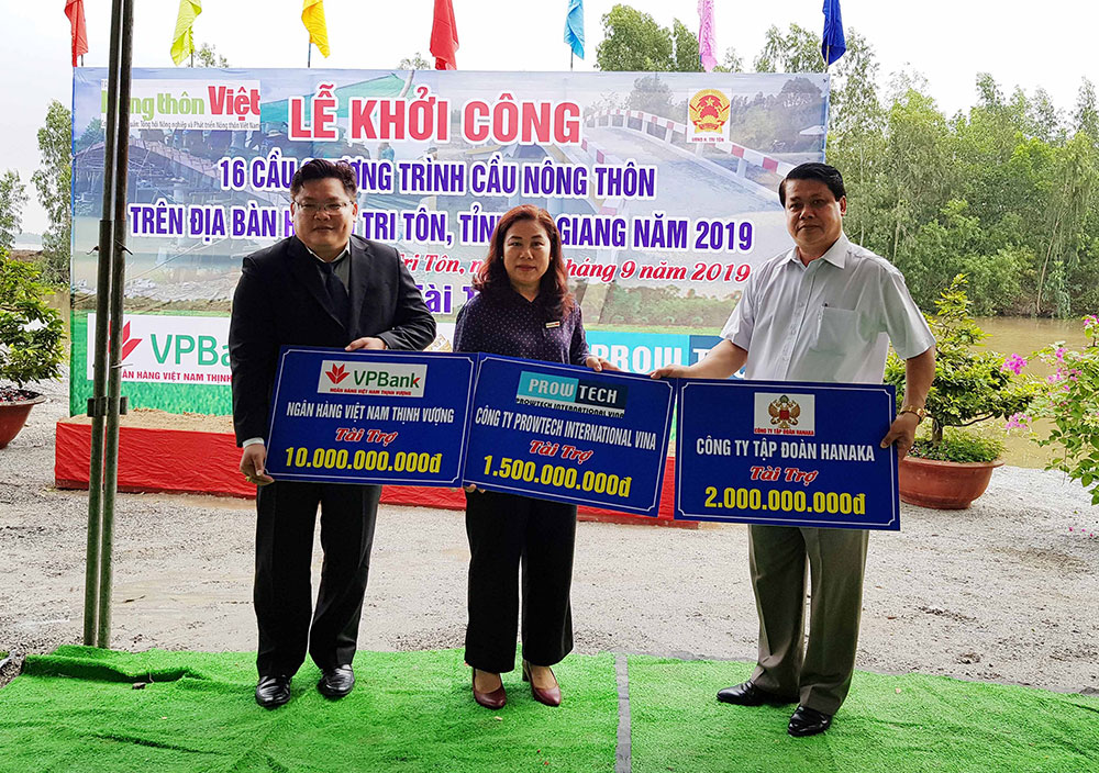 Gần 19 tỷ đồng xây dựng 16 cầu nông thôn ở Tri Tôn Các đơn vị tài trợ trao bảng tượng trưng
