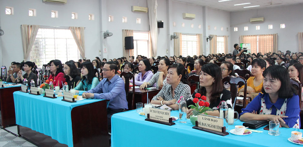Hội Liên hiệp Phụ nữ tỉnh tổ chức tư vấn sức khỏe cộng đồng về hậu quả trẻ biếng ăn Đại biểu tham dự chương trình tư vấn sức khỏe