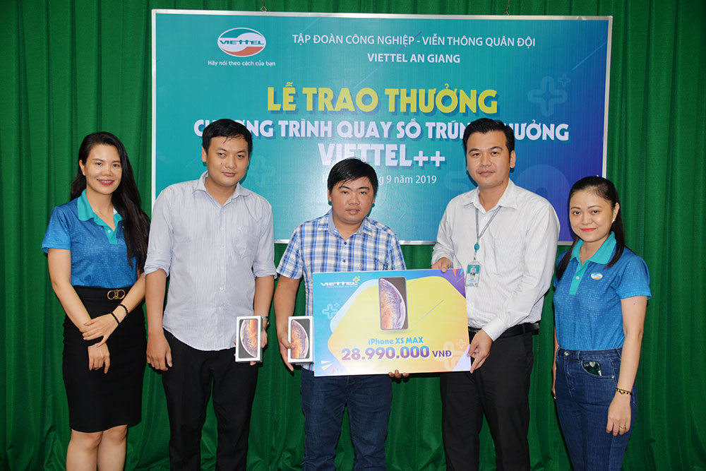 Hai khách hàng An Giang tham gia Chương trình VietteI++ trúng Iphone XSMax Giám đốc Kênh bán hàng trực tiếp Viettel An Giang Nguyễn Minh Chí trao giải thưởng Iphone XSMax cho 2 khách hàng may mắn tham gia Chương trình Viettel++