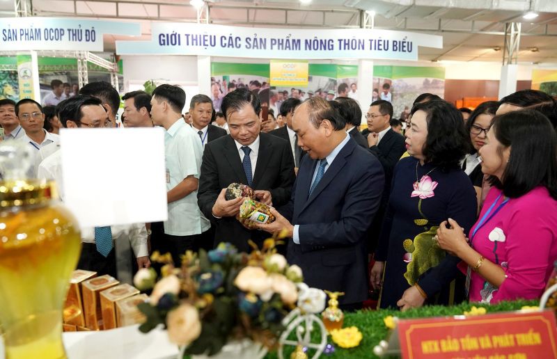 Thủ tướng mong muốn nông thôn Hà Nội là hình mẫu của cả nước Thủ tướng tham quan các gian hàng tại Hội chợ hàng nông sản, thủ công mỹ nghệ và sản phẩm OCOP Thủ đô.