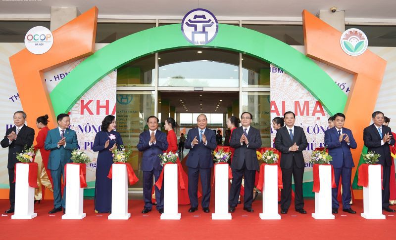 Thủ tướng mong muốn nông thôn Hà Nội là hình mẫu của cả nước Thủ tướng Nguyễn Xuân Phúc và các đại biểu cắt băng khai trương Hội chợ hàng nông sản, thủ công mỹ nghệ và sản phẩm OCOP Thủ đô.
