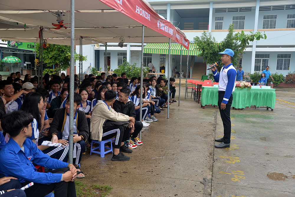 Xây dựng văn hóa giao thông trong đoàn viên, thanh niên Học sinh trả lời câu hỏi về kiến thức an toàn giao thông